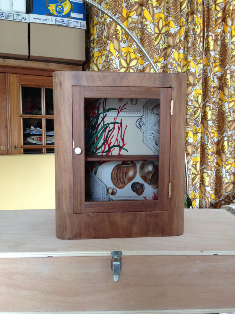 Petite vitrine murale en acajou en cours de restauration, vue de trois quarts