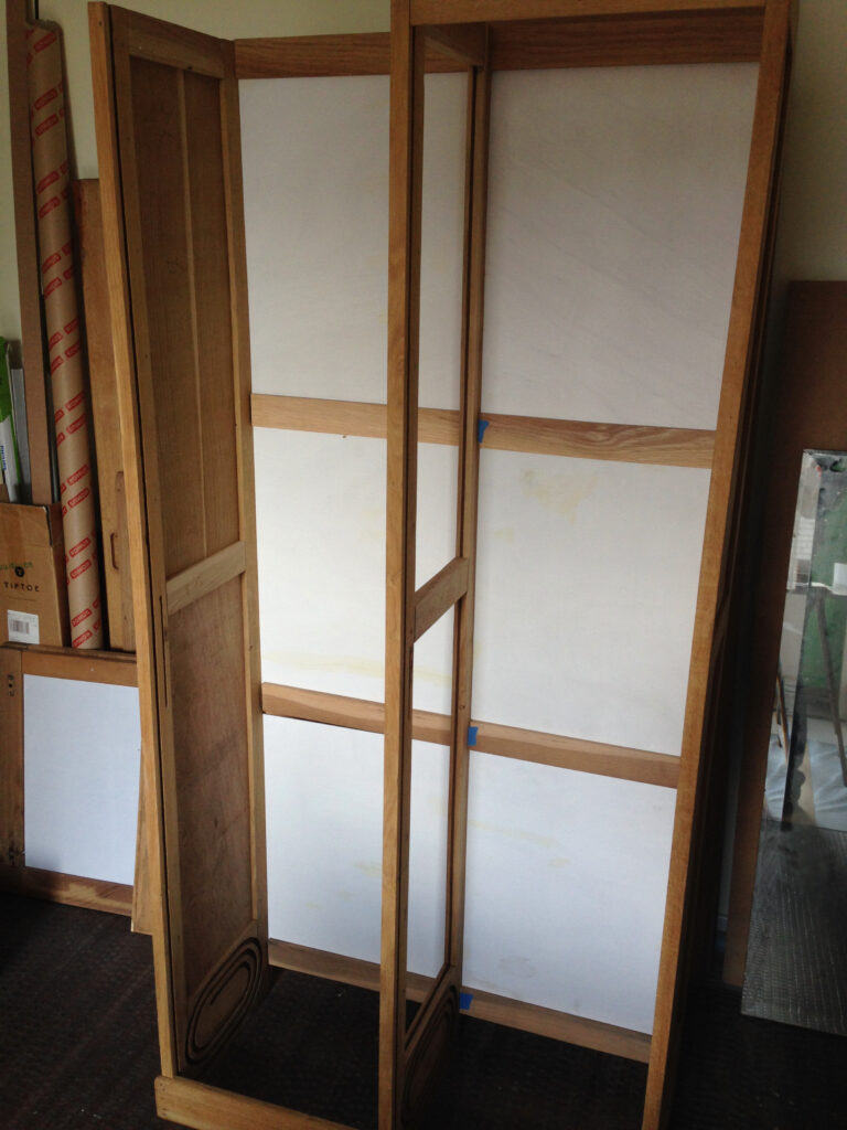 Classeur double à rideaux ouvert avec tablettes et intérieur vert