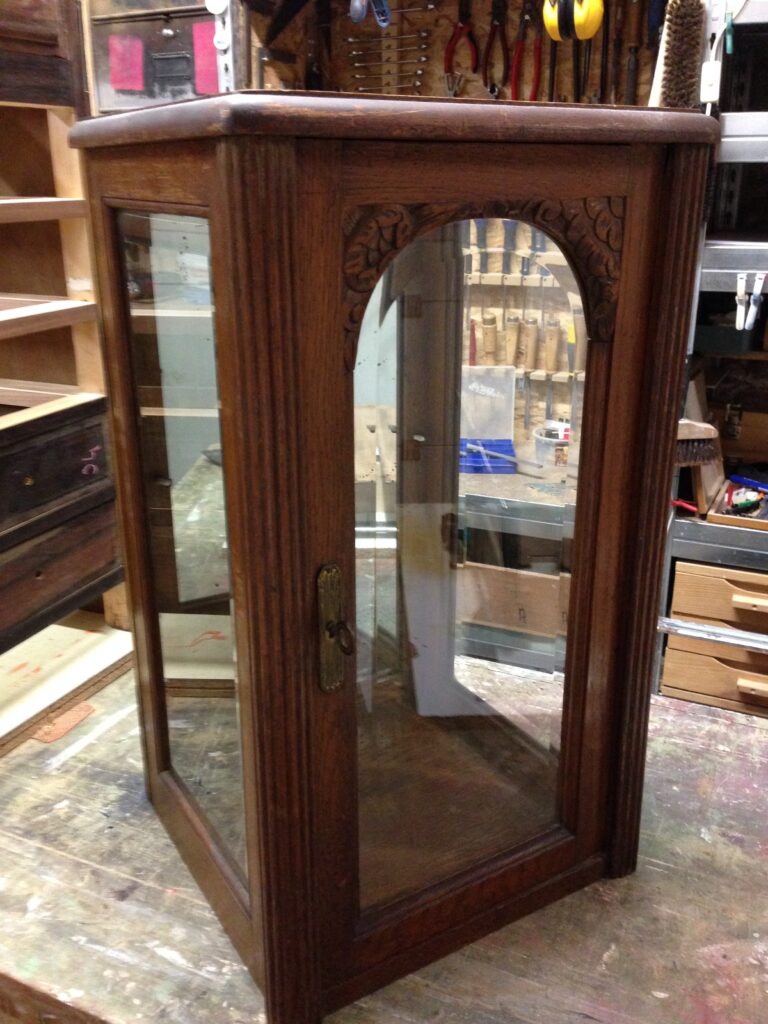 Vitrine en chêne en cours de restauration dans l'atelier