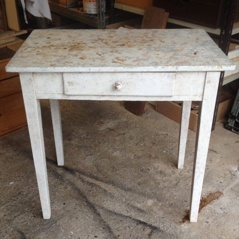 Table d’appoint en chêne avant restauration