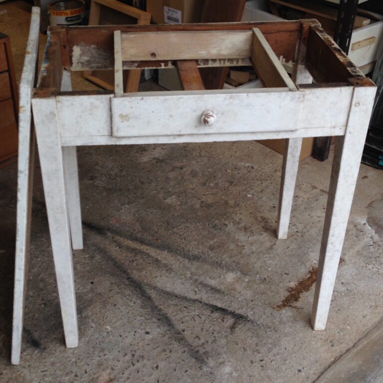 Structure de la table d’appoint en chêne en cours de restauration
