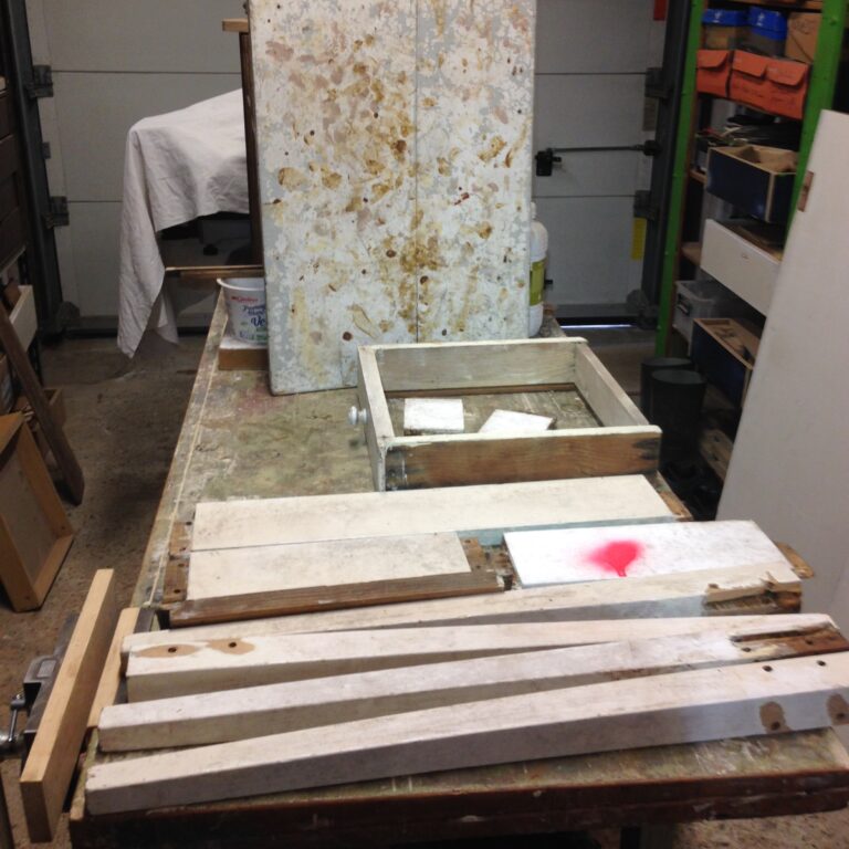 Table d’appoint en chêne en cours de restauration