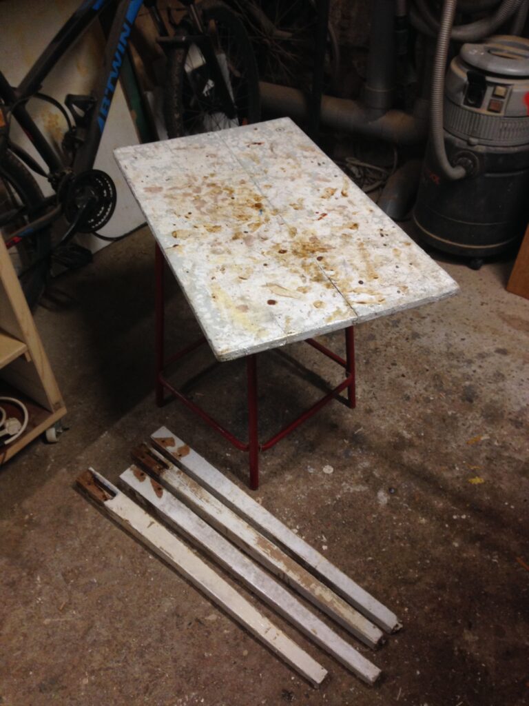 Table d’appoint en chêne en cours de restauration