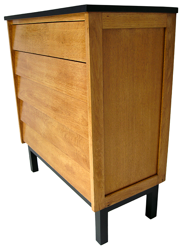 Commode moderniste en chêne des années 1950, vue de trois quarts