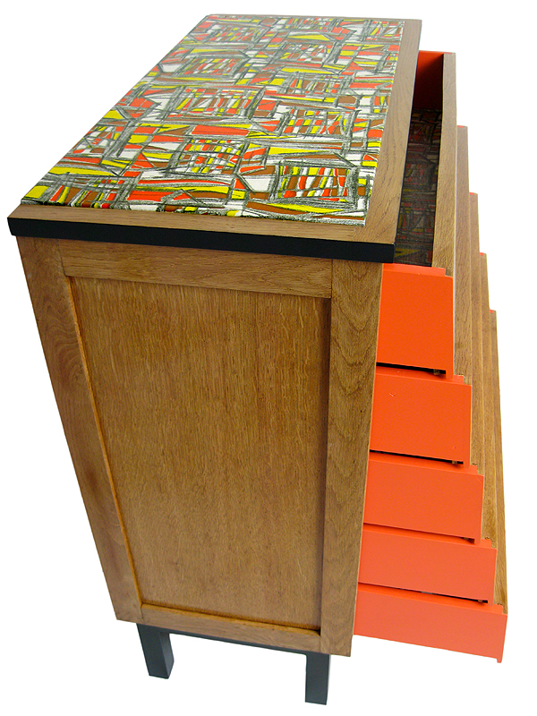 Commode moderniste en chêne avec tiroirs ouverts et intérieur orange