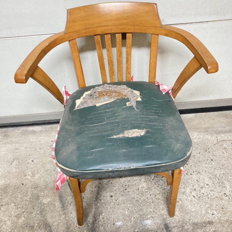 Fauteuil Stella avant restauration avec ancienne assise détériorée