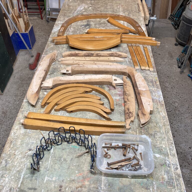 Fauteuil Stella entièrement démonté pendant la restauration
