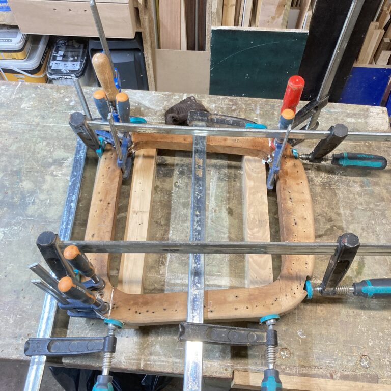 Structure de l'assise du fauteuil Stella en cours de restauration
