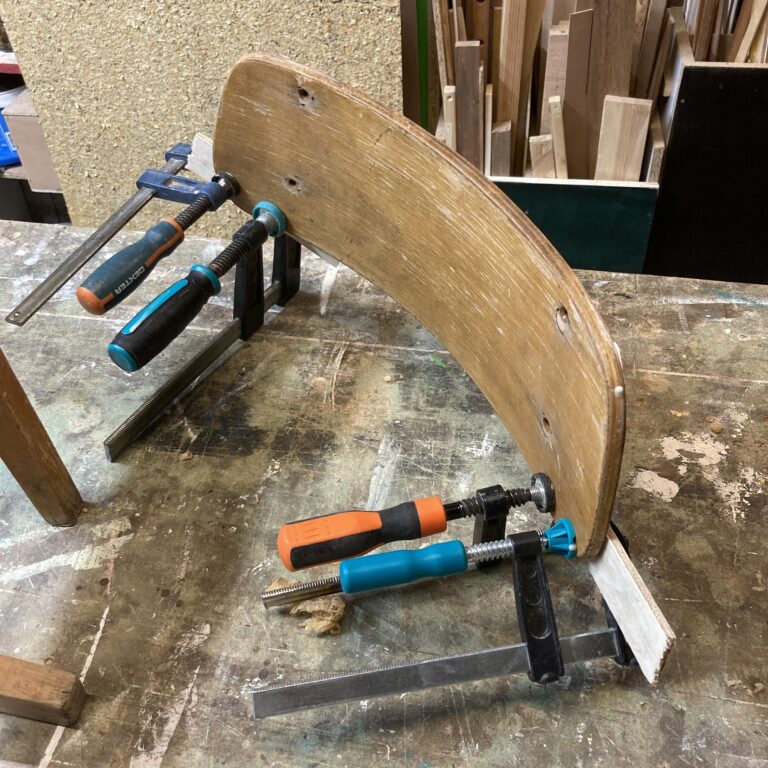 Réparation du dossier de la chaise vintage en atelier