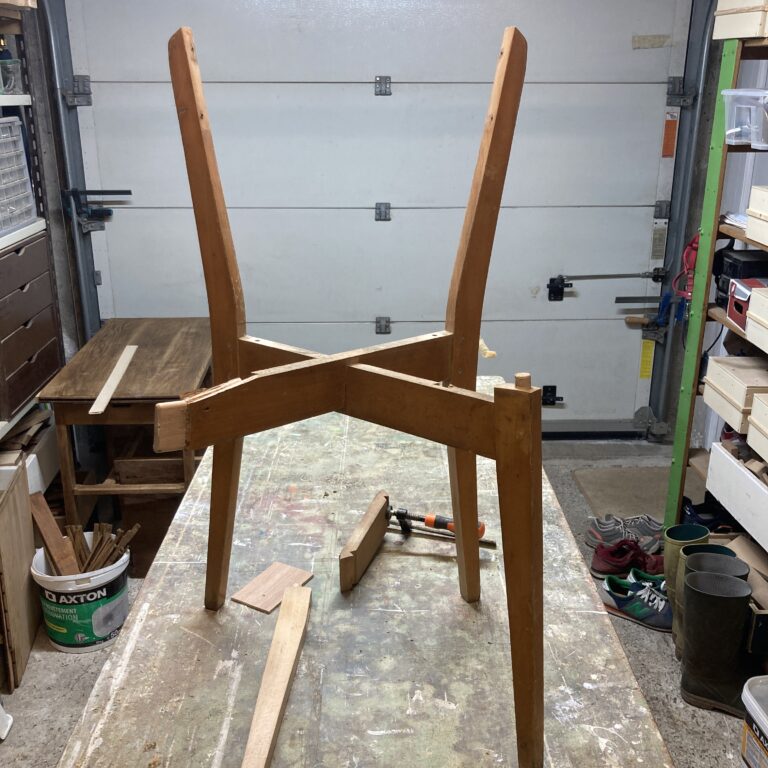 Chaise vintage démontée pendant sa restauration
