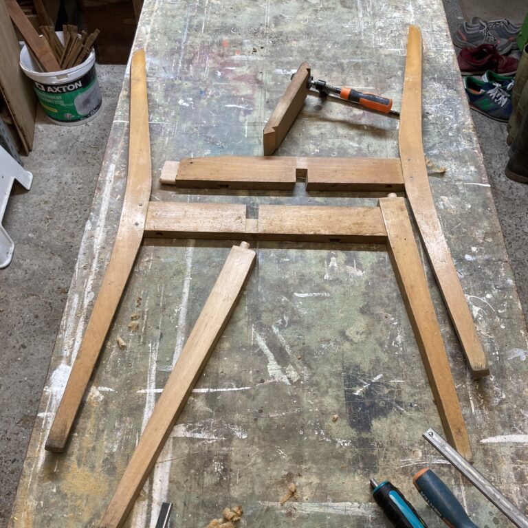 Piètement démonté de la chaise vintage pendant sa restauration