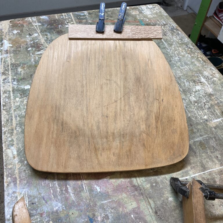 Assise de la chaise vintage pendant sa restauration
