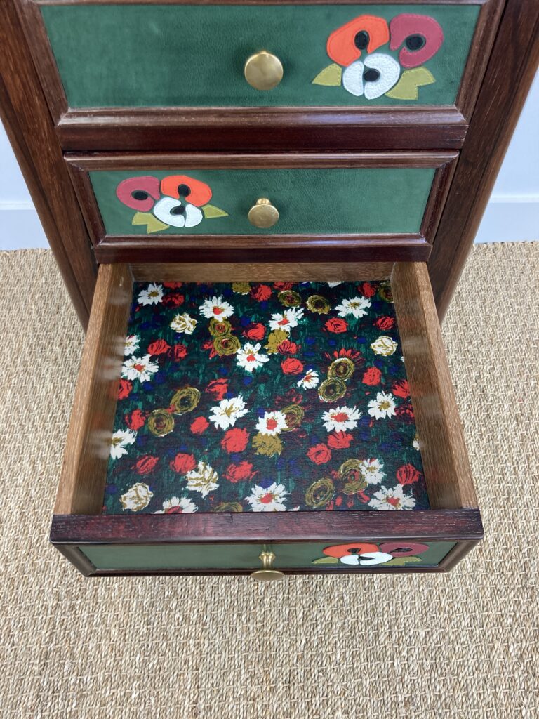 Détail d'un tiroir ouvert avec intérieur à décor floral