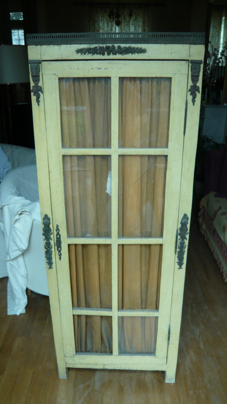 Armoire vitrine ancienne en sapin massif avant restauration
