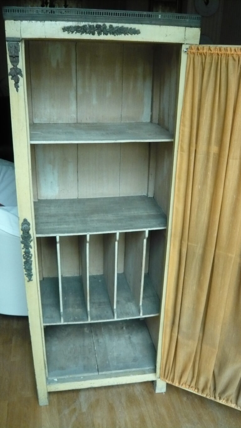 Intérieur de l’armoire ancienne avant restauration avec étagères et séparations