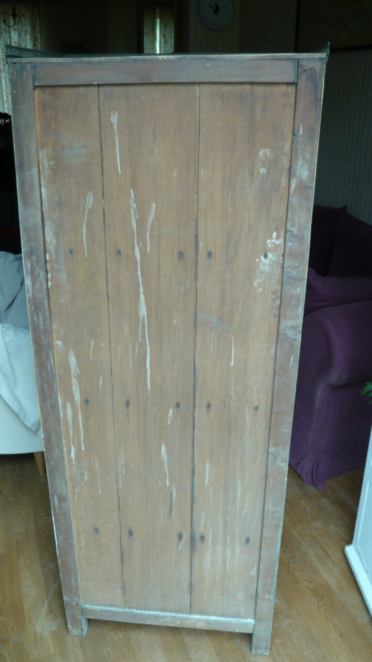 Dos de l’armoire ancienne en planches de sapin massif avant restauration