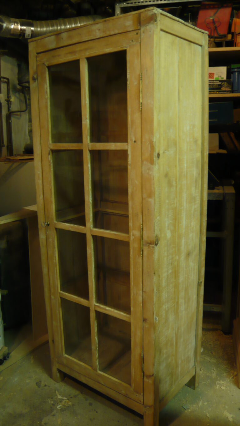 Armoire vitrine décapée en atelier avant remise en état