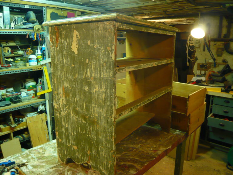 Commode-coiffeuse en pin avant restauration, tiroirs déposés