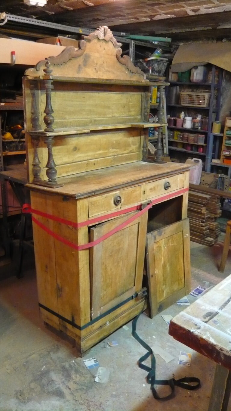 Buffet-vaisselier ancien avant restauration, assemblages maintenus par des sangles