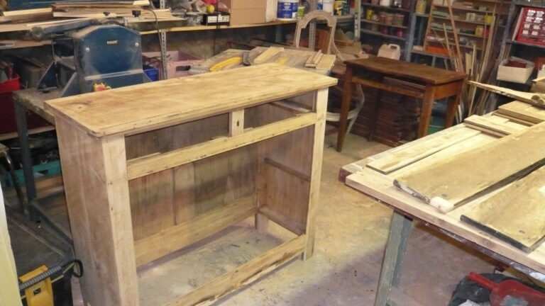 Structure du buffet décapée et remise en état avant remontage