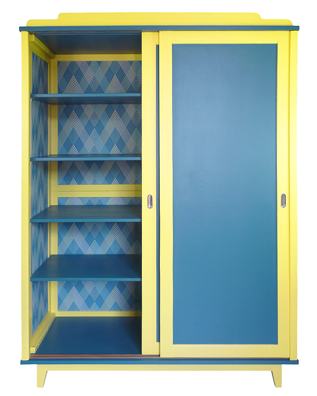 Armoire à portes coulissantes restaurée avec rangements intérieurs ouverts à gauche