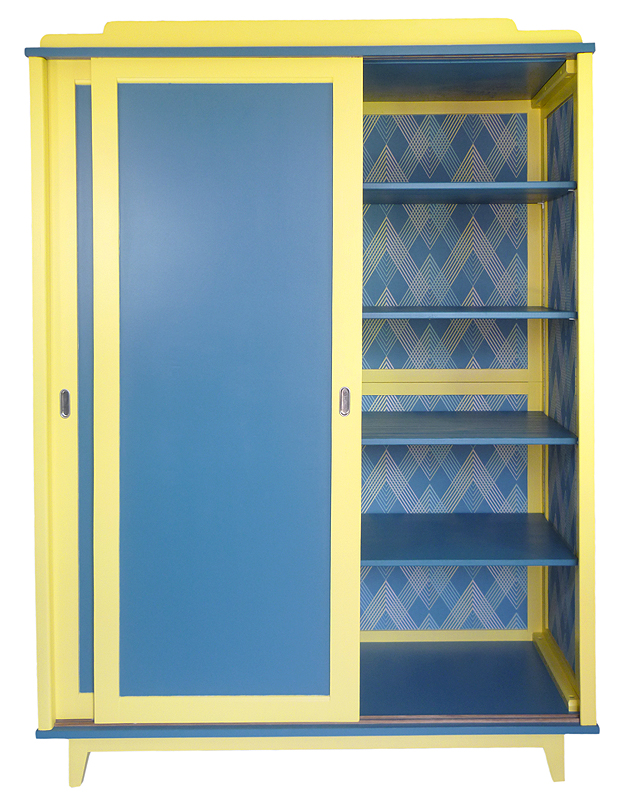 Armoire à portes coulissantes restaurée avec rangements intérieurs ouverts à droite