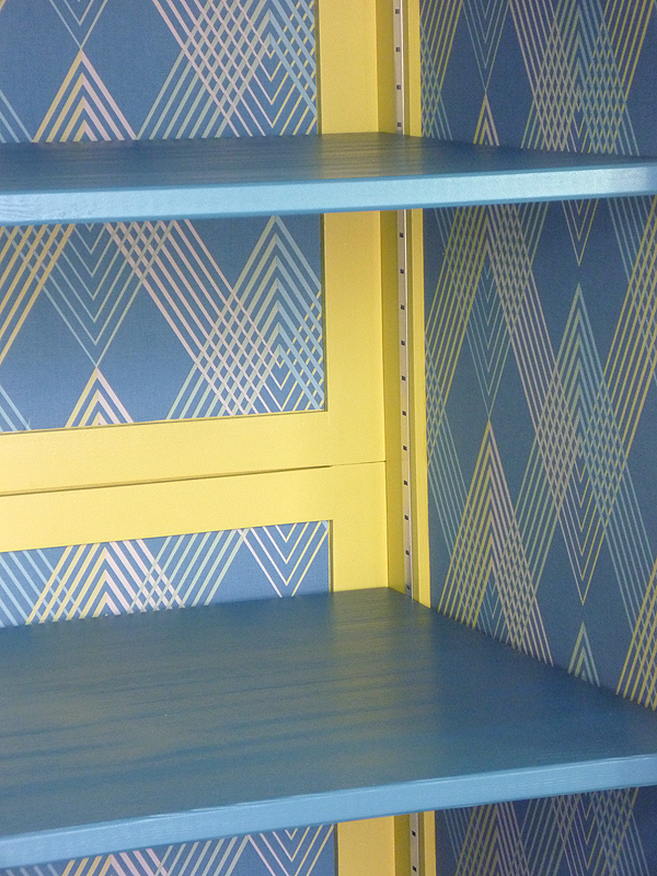 Détail des étagères et du décor intérieur de l’armoire restaurée