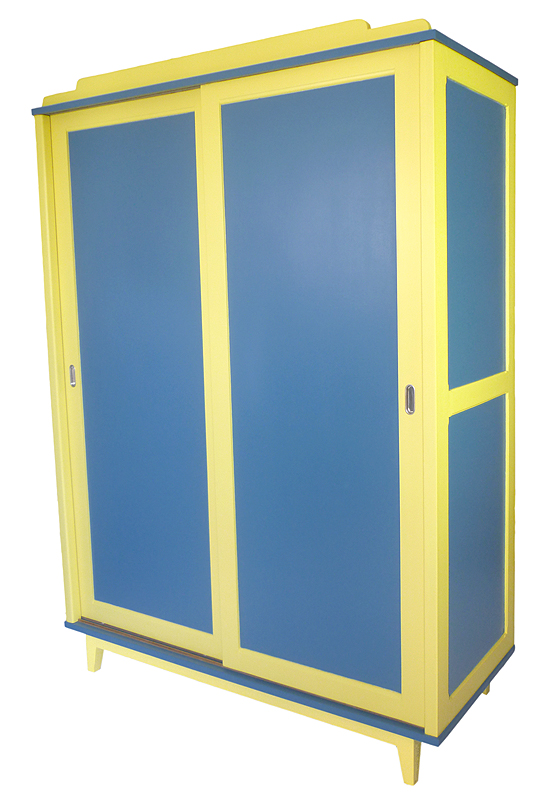 Armoire à portes coulissantes des années 50 restaurée, vue de trois quarts
