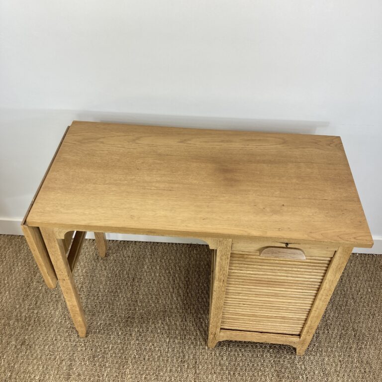 Détail du plateau en chêne du bureau GM Radia restauré