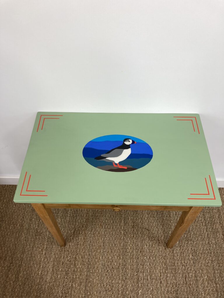Plateau vert de la table d’appoint décoré d’un macareux