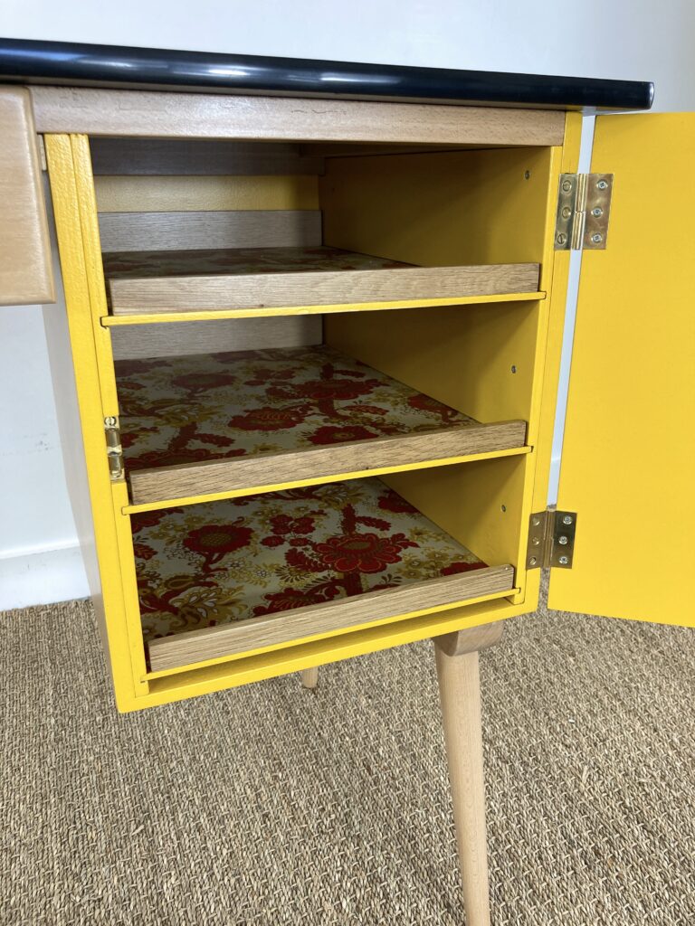 Caisson du bureau Baumann D227 ouvert avec tablettes coulissantes