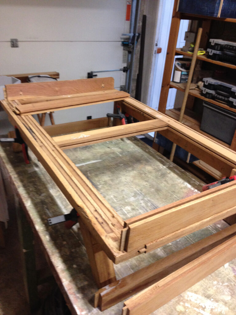 Socle de l’armoire démonté pendant la restauration en atelier