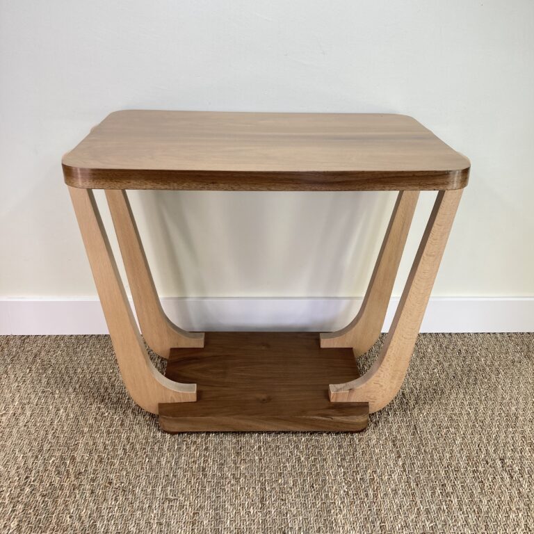 Table d’appoint à double plateau des années 1940-1950, vue de face