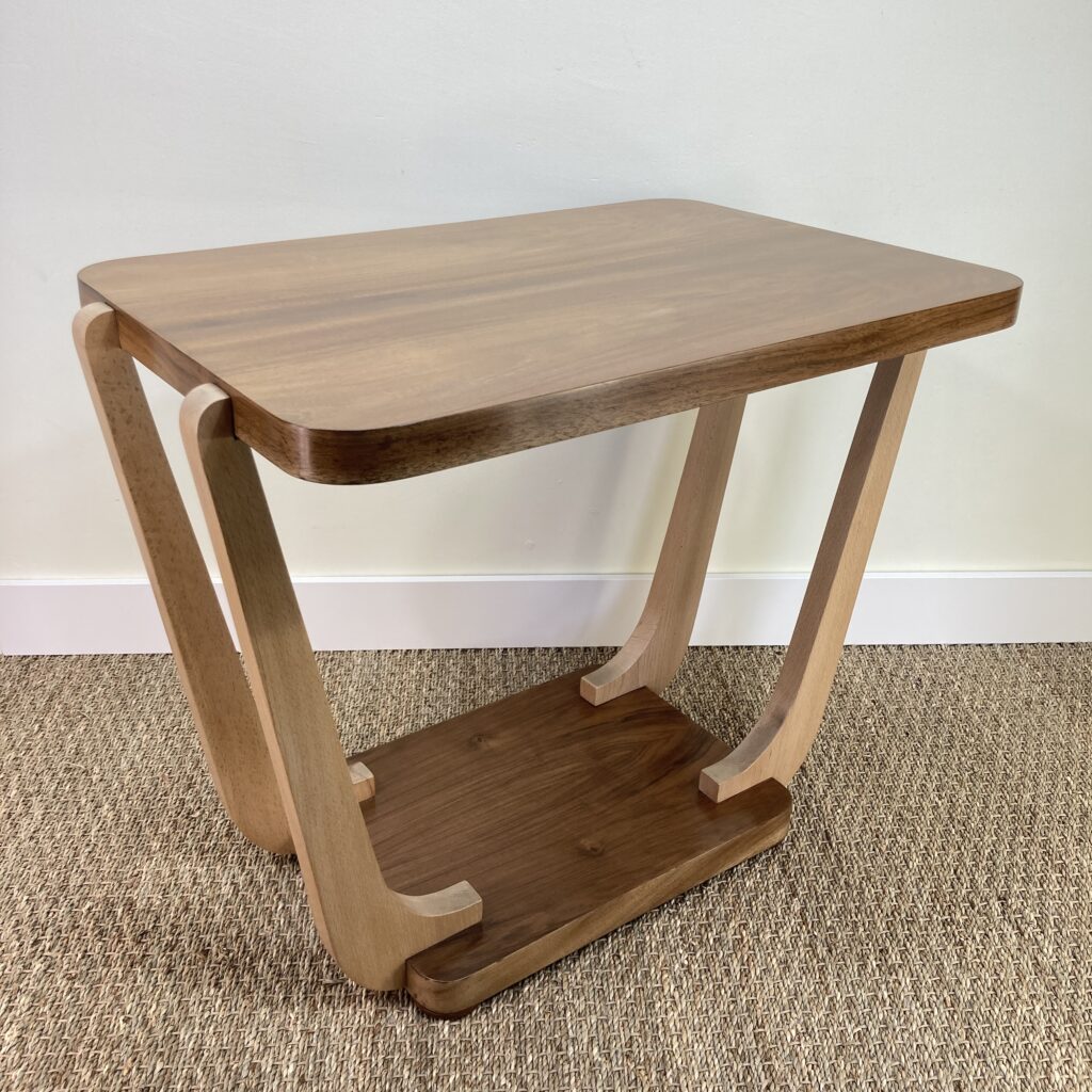 Table d’appoint à double plateau des années 1940-1950, vue de trois quarts