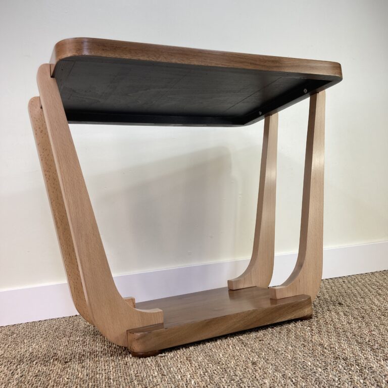 Table d’appoint à double plateau, vue du dessous et de sa structure en bois