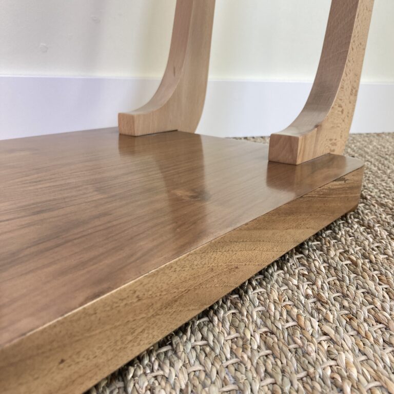 Détail du plateau inférieur et des montants courbes de la table d’appoint