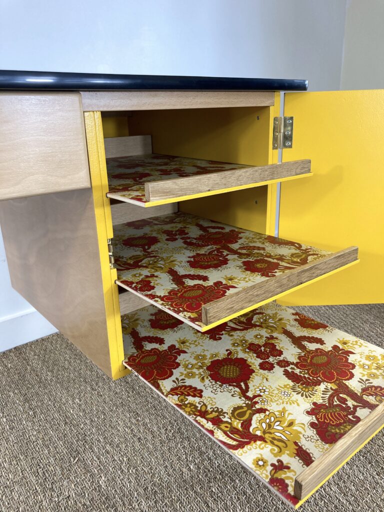 Tablettes coulissantes du bureau Baumann D227 habillées de tissu vintage