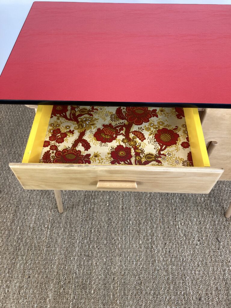 Tiroir du bureau Baumann D227 ouvert avec fond en tissu vintage