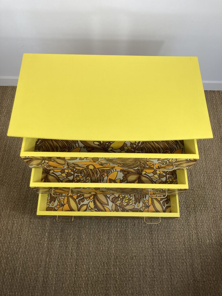 Tiroirs supérieurs ouverts de la commode restaurée