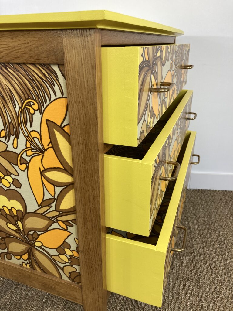 Tiroirs ouverts avec intérieur jaune et tissu à motif floral