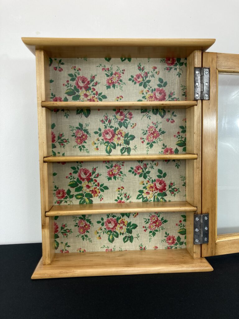 Intérieur de la vitrine habillé de tissu floral
