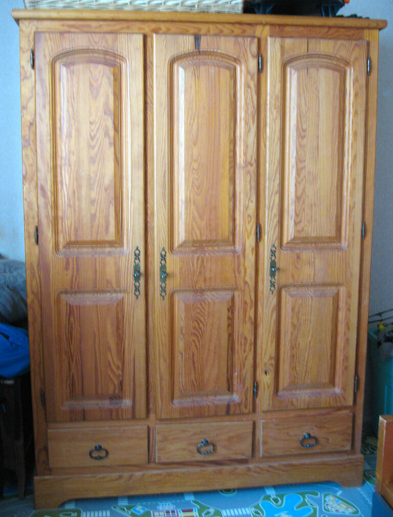 Armoire lingère en pin avant restauration et transformation