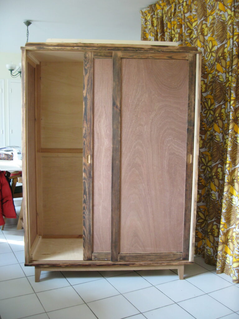 Armoire à portes coulissantes des années 50 avant restauration