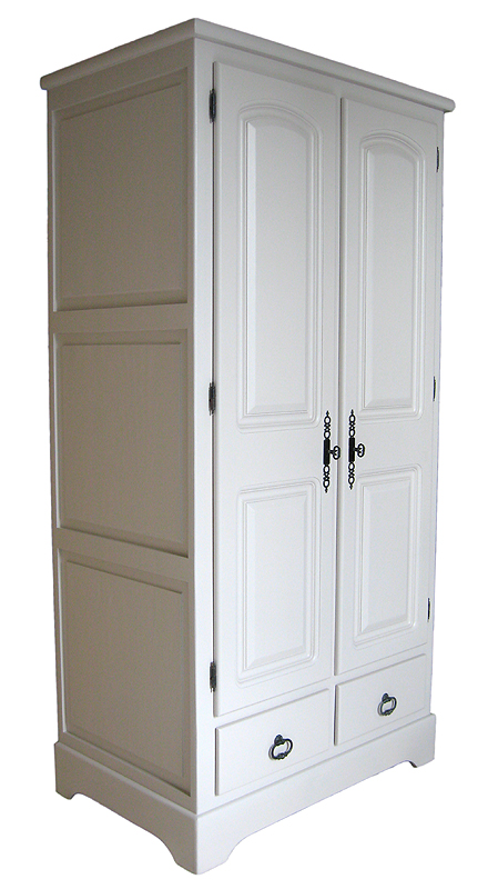 Armoire lingère en pin restaurée et peinte en blanc, vue de trois quarts