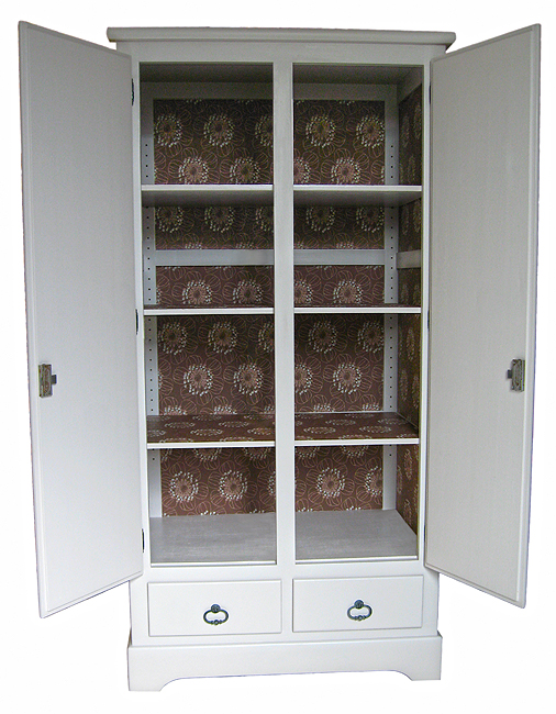 Intérieur de l'armoire lingère restaurée avec étagères et fond décoratif