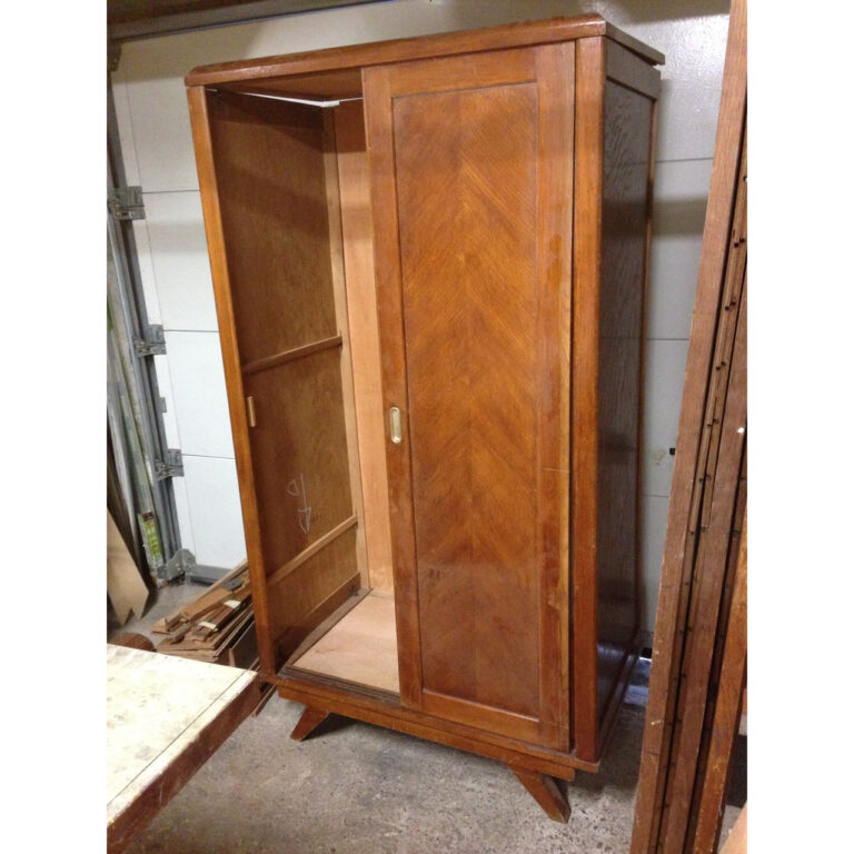 Armoire en chêne des années 50 avant restauration