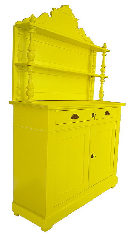 Buffet-vaisselier ancien revisité en jaune, vue de trois quarts
