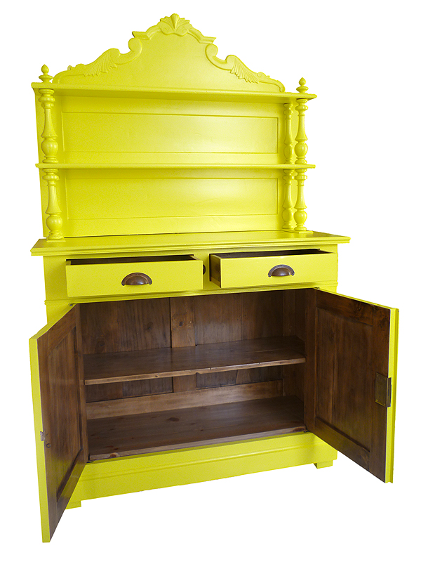 Buffet-vaisselier ancien jaune ouvert avec intérieur en bois et étagère