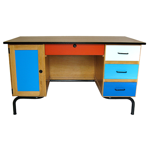 Bureau de maître d'école restauré avec rangements colorés, vue de face