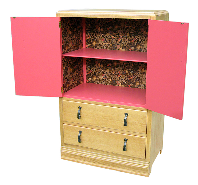 Cabinet Art déco C.W.S. ouvert avec intérieur rose et décor végétal